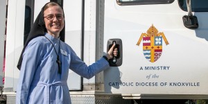 Conoce a la religiosa que cura a los necesitados