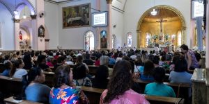 ¿Es correcto salirse del templo durante la Misa?