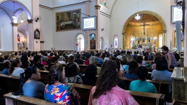 No es correcto salirse de misa