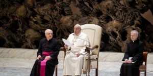 El Papa: &#8220;Nos cuesta mirar a los ojos de un niño que ha quedado al margen y es explotado y maltratado&#8221;
