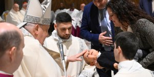21 niños bautizados por el Papa en la Capilla Sixtina