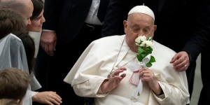 &#8220;Continúo con confianza mi internación&#8221;, escribe el Papa en su mensaje del Ángelus