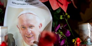 (EN VIVO) El Papa puede levantarse pero continúa con oxígeno