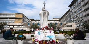 Ángelus: En su &#8220;tiempo de prueba&#8221; en el hospital, el Papa expresa su solidaridad con los enfermos