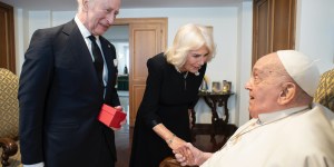 El Papa Francisco recibe al rey Carlos III en el Vaticano