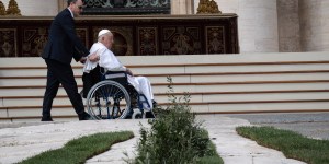 El Papa Francisco aparece en la Plaza de San Pedro para desear a los católicos una “feliz Semana Santa”