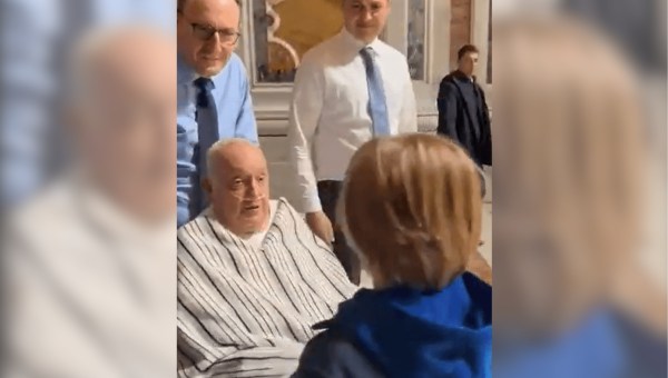 El Papa Francisco sorprende al llegar a la basílica de San Pedro con un atuendo inusual